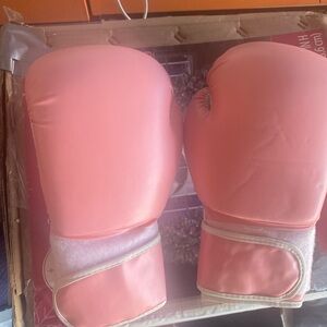Women’s boxing gloves size small to medium hands pink